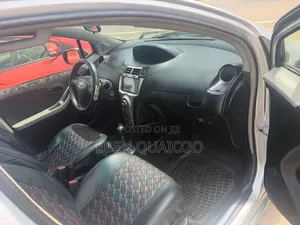 Toyota Vitz 2010 Silver