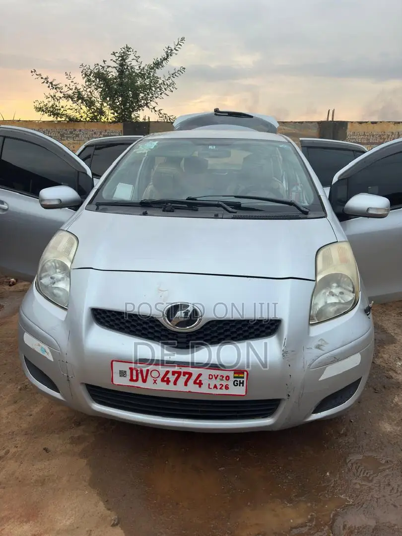 Toyota Vitz 1.3 FWD 5dr 2010 Silver