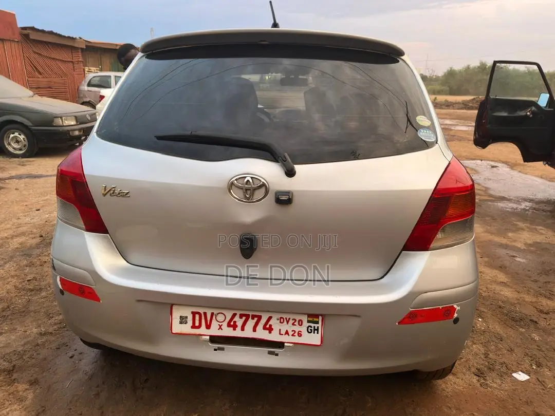 Toyota Vitz 1.3 FWD 5dr 2010 Silver
