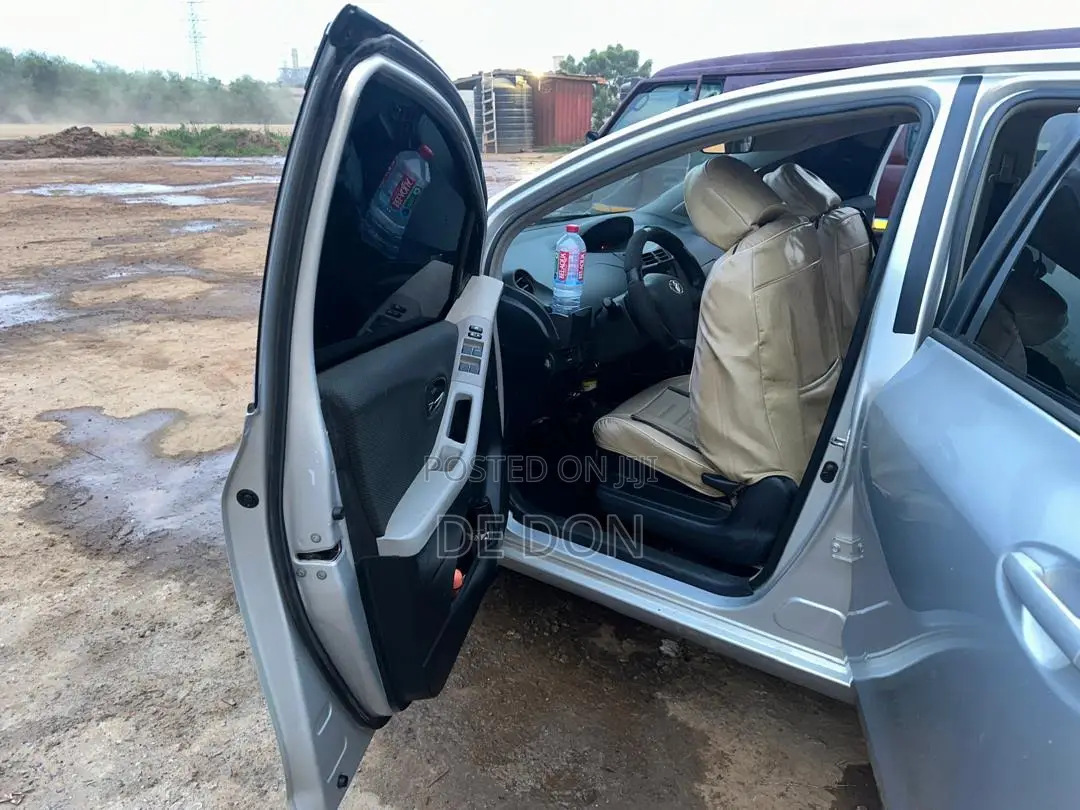 Toyota Vitz 1.3 FWD 5dr 2010 Silver