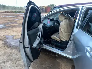 Toyota Vitz 1.3 FWD 5dr 2010 Silver