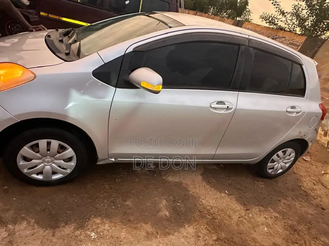 Toyota Vitz 1.3 FWD 5dr 2010 Silver