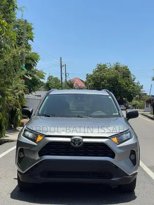 Toyota RAV4 LE 2021 Silver