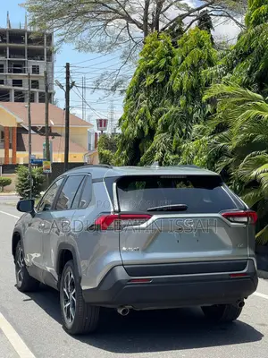 Toyota RAV4 LE 2021 Silver