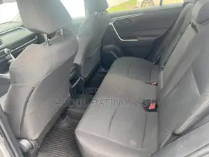 Toyota RAV4 LE 2021 Silver