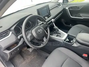 Toyota RAV4 LE 2021 Silver