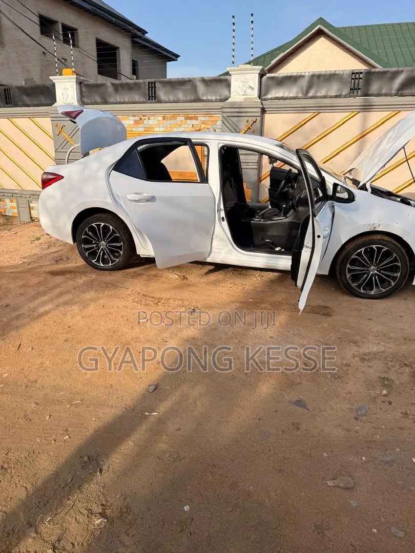 Toyota Corolla LE Eco (1.8L 4cyl 2A) 2018 White