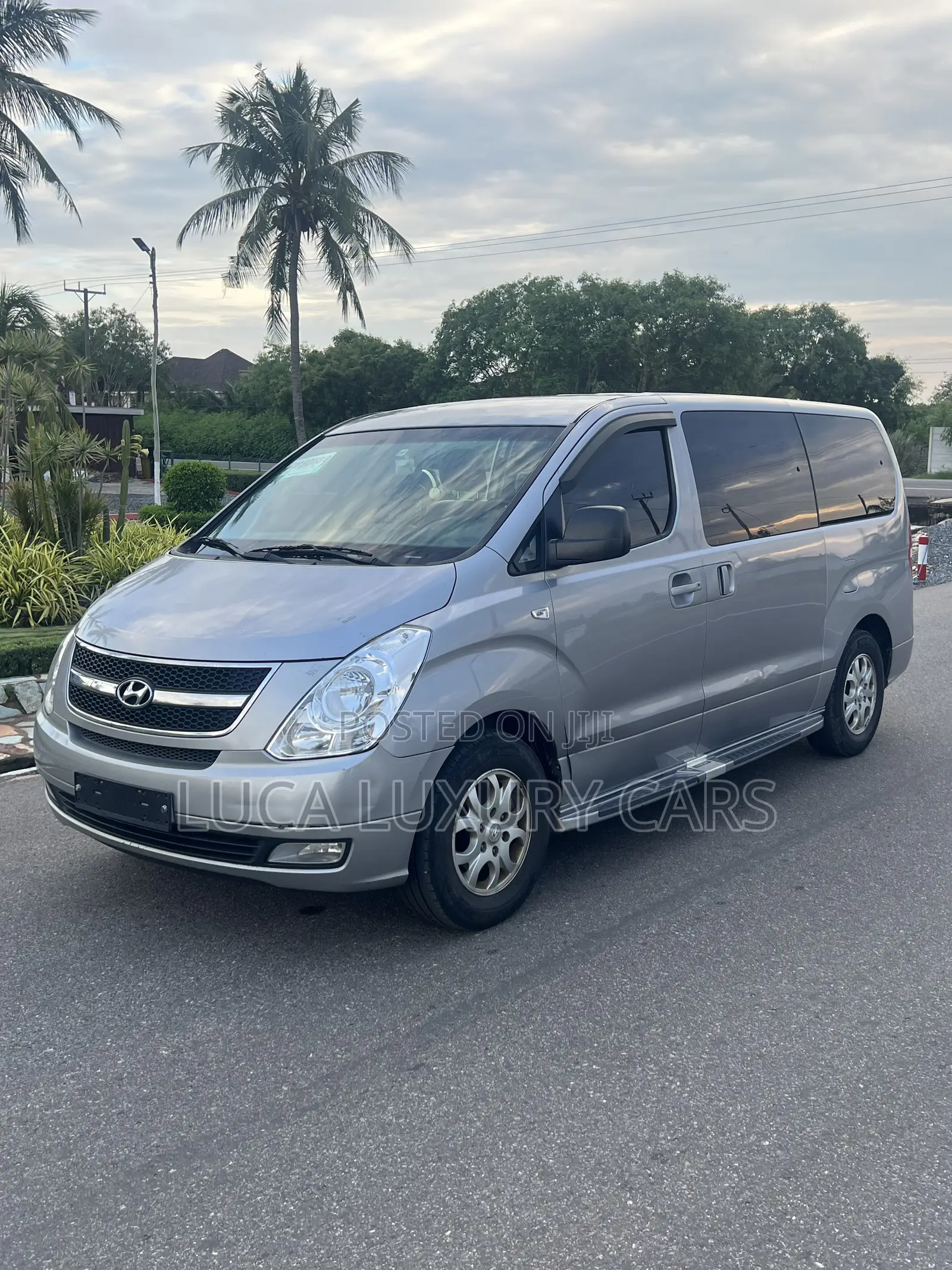 Hyundai Staria 2022 Silver