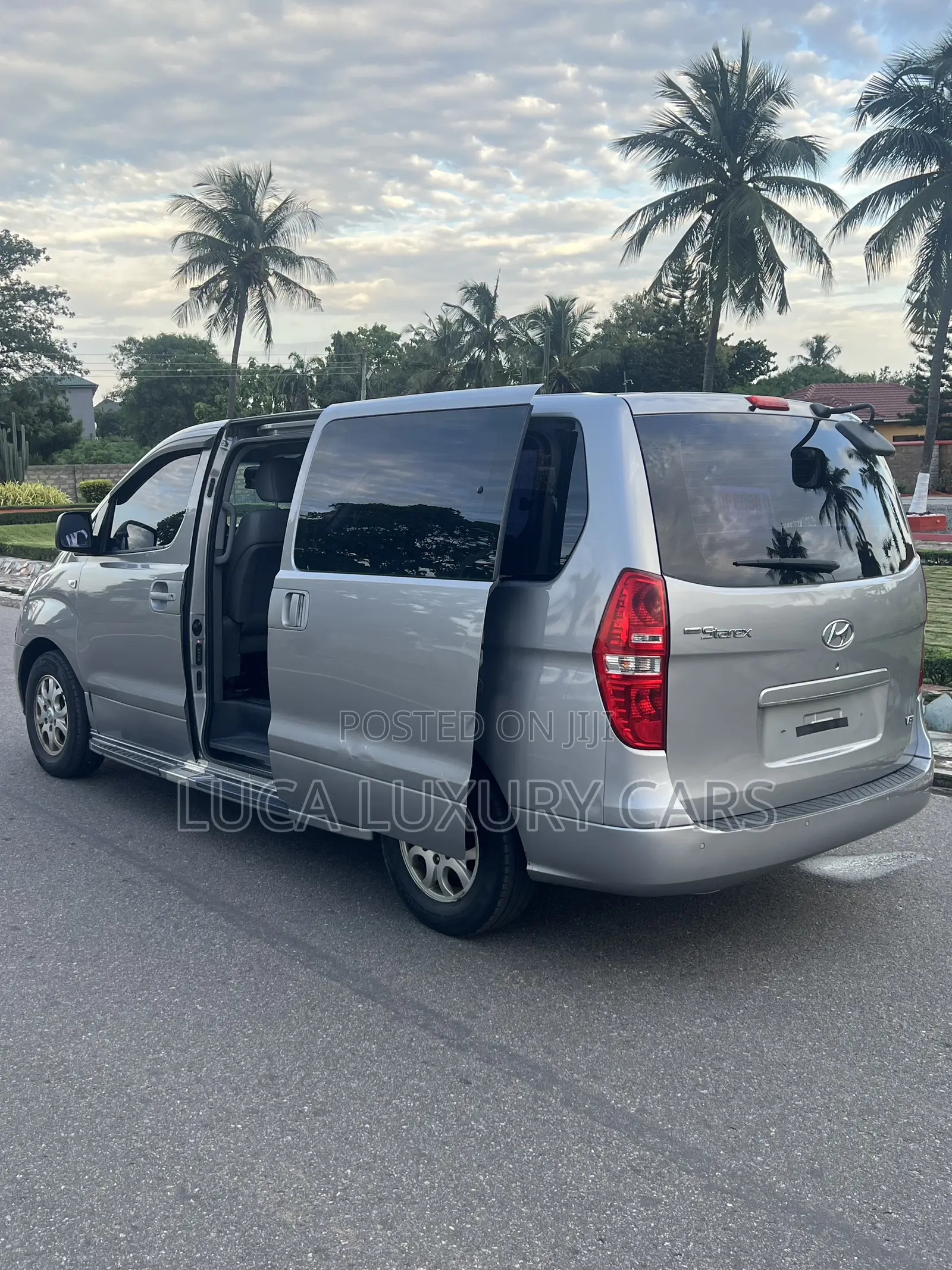 Hyundai Staria 2022 Silver