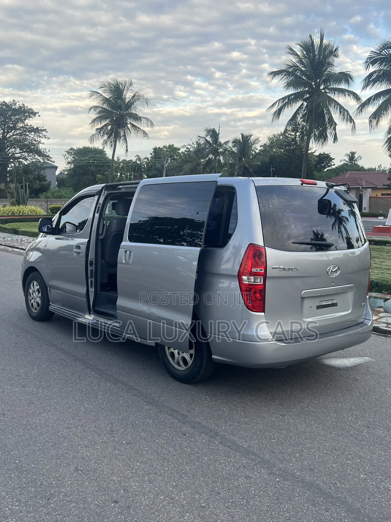 Hyundai Staria 2022 Silver