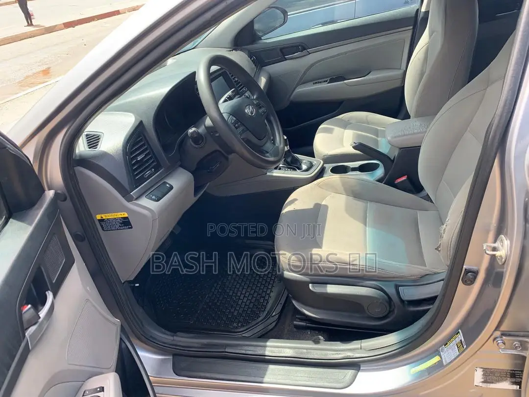 Hyundai Elantra SE Sedan FWD (2.0L 4cyl 6M) 2017 Silver