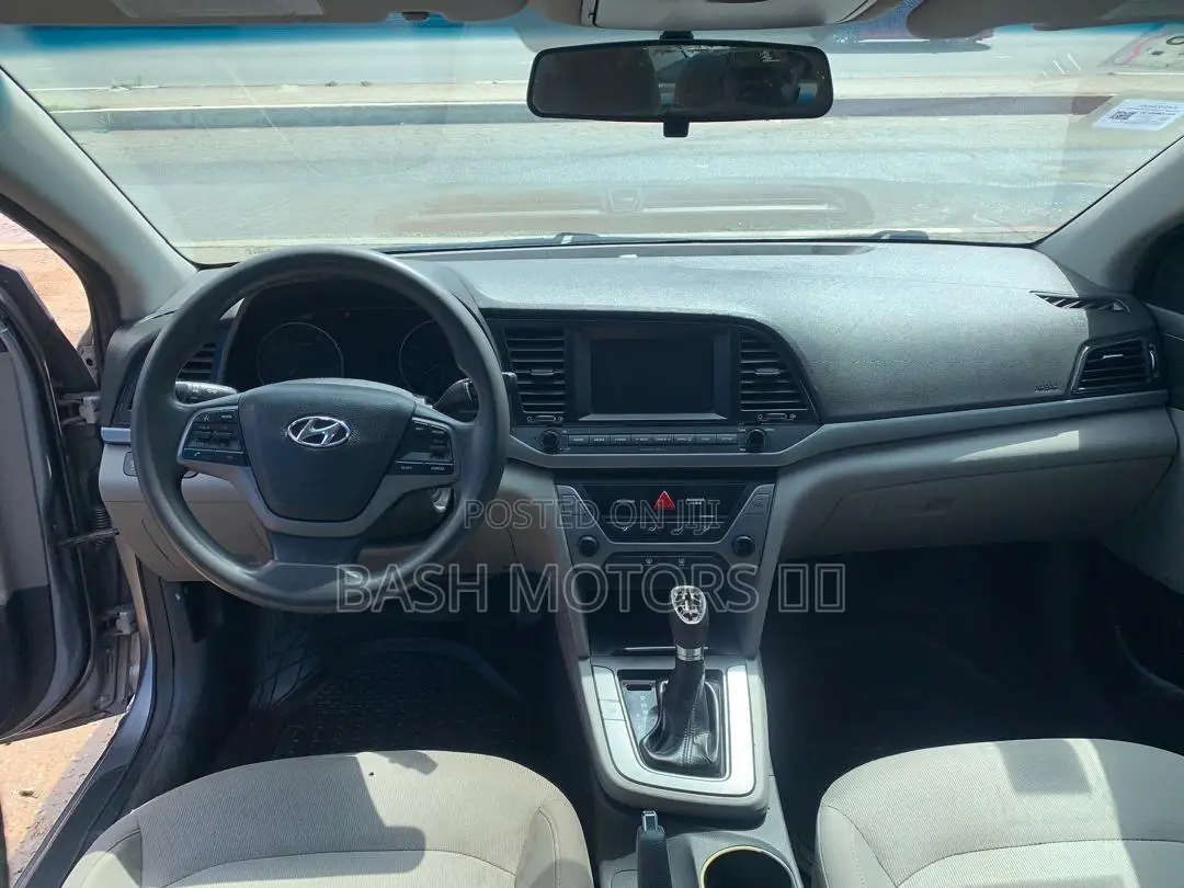 Hyundai Elantra SE Sedan FWD (2.0L 4cyl 6M) 2017 Silver