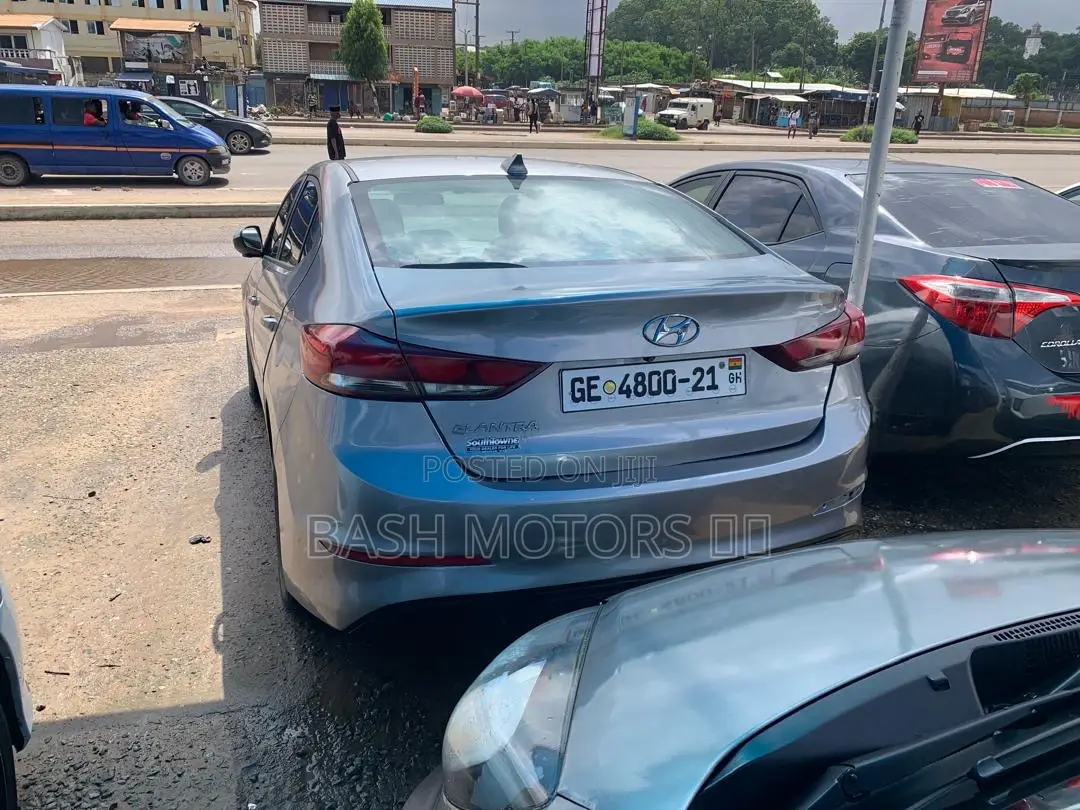 Hyundai Elantra SE Sedan FWD (2.0L 4cyl 6M) 2017 Silver