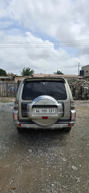 Mitsubishi Pajero V90 3.8 V6 GLS/GLX 2015 Gold