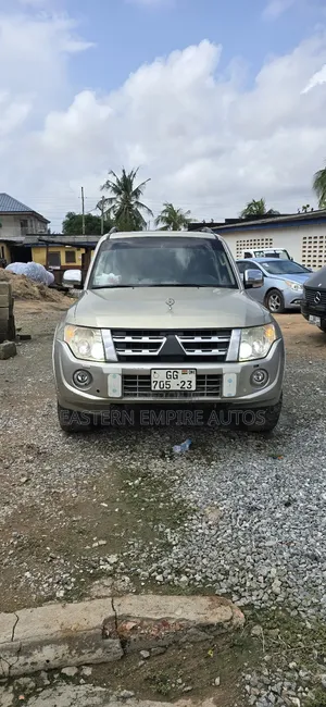 Mitsubishi Pajero V90 3.8 V6 GLS/GLX 2015 Gold