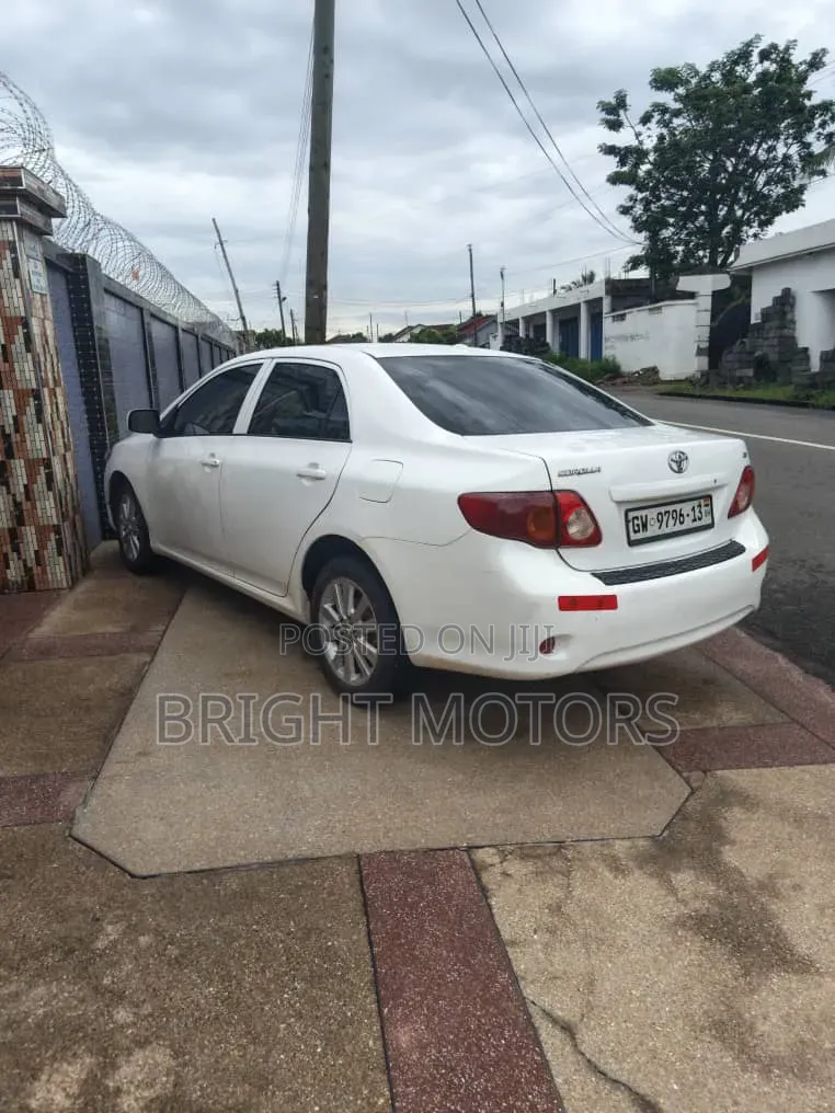 Toyota Corolla LE 4dr Sedan (1.8L 4cyl 4A) 2010 White