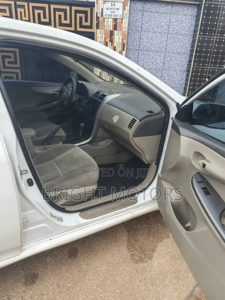 Toyota Corolla LE 4dr Sedan (1.8L 4cyl 4A) 2010 White