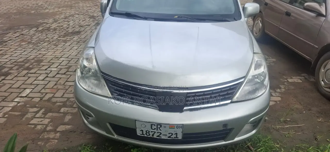 Nissan Versa 1.8 SL Hatchback 2011 Gray