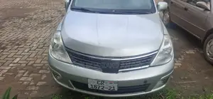 Nissan Versa 1.8 SL Hatchback 2011 Gray