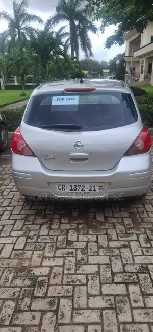 Nissan Versa 1.8 SL Hatchback 2011 Gray