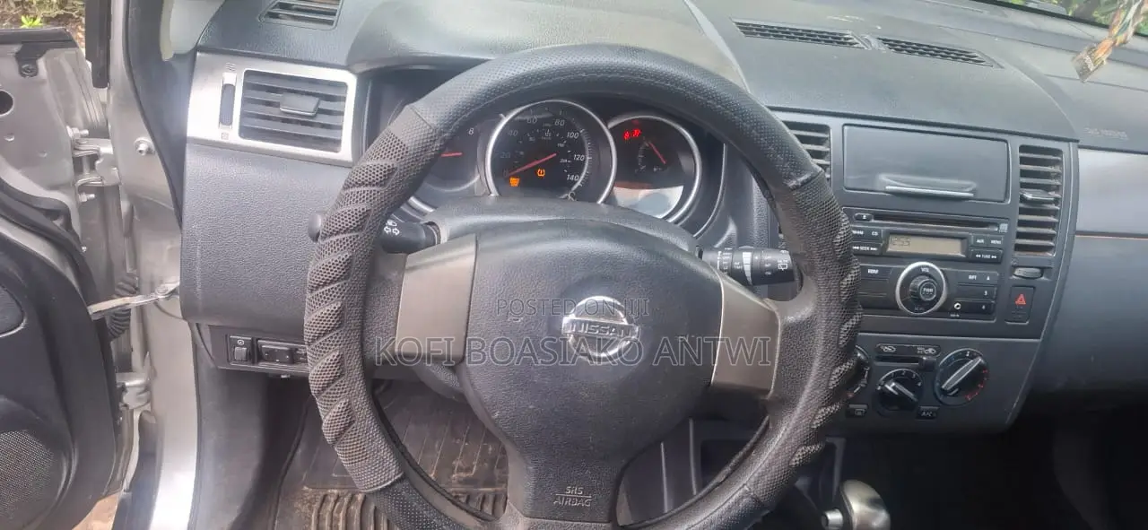 Nissan Versa 1.8 SL Hatchback 2011 Gray