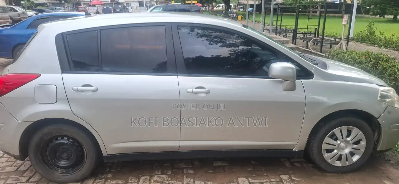 Nissan Versa 1.8 SL Hatchback 2011 Gray