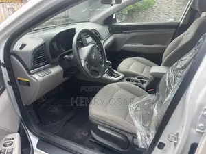 Hyundai Elantra SE Sedan FWD (2.0L 4cyl 6M) 2017 White