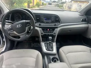 Hyundai Elantra SE Sedan FWD (2.0L 4cyl 6M) 2017 White