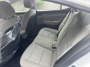 Hyundai Elantra SE Sedan FWD (2.0L 4cyl 6M) 2017 White