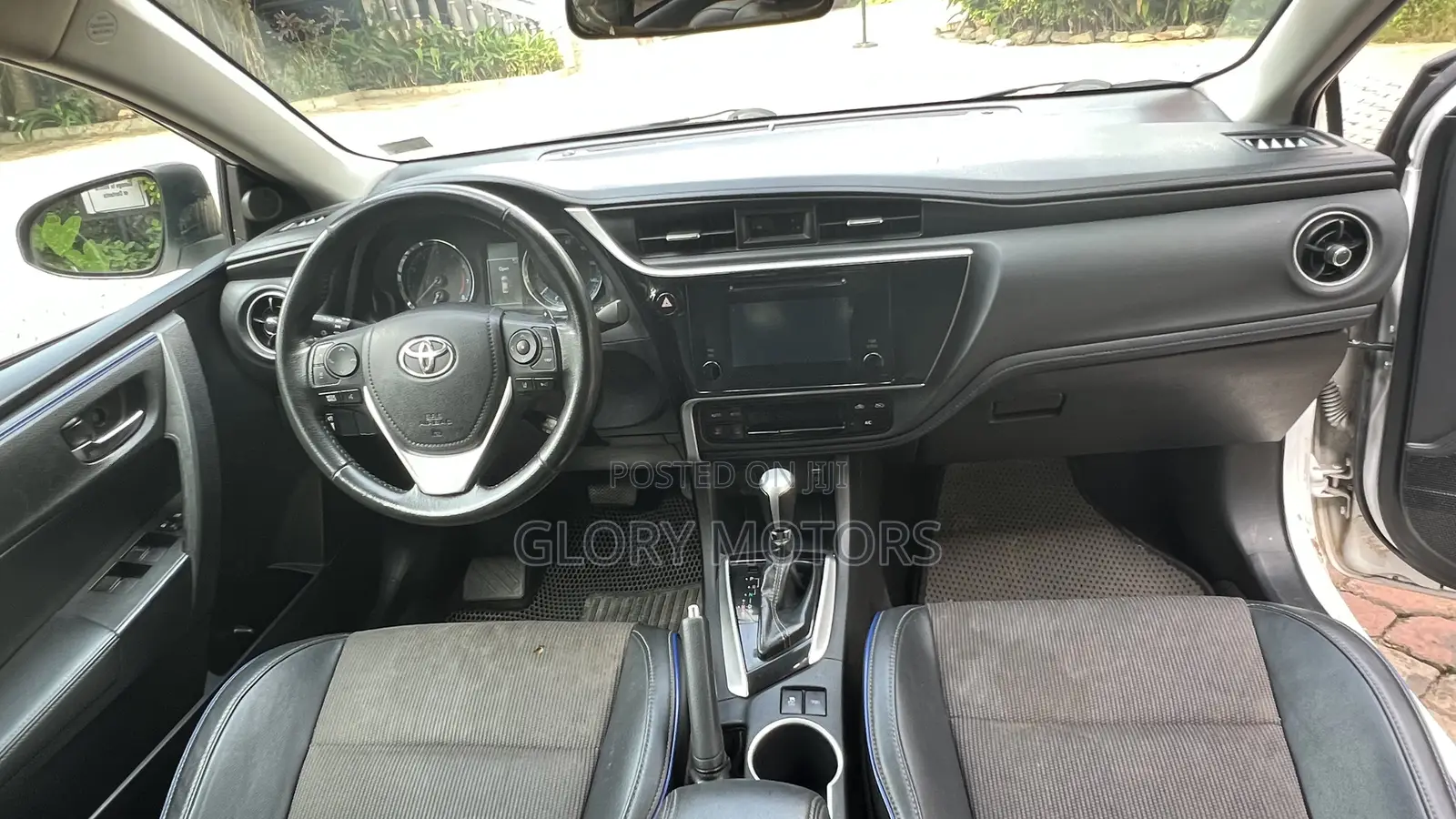 Toyota Corolla SE (1.8L 4cyl 6M) 2018 White