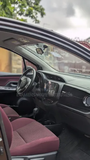 Toyota Vitz 1.3 AWD 5dr 2015 Purple