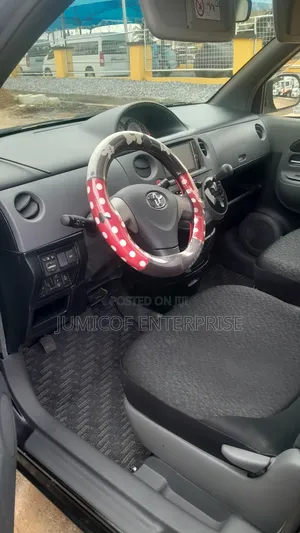 Toyota Sienta 1.5 FWD 2015 Maroon