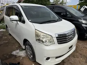 Toyota Noah 2.0 158hp FWD (8 Seater) 2012 White