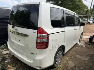 Toyota Noah 2.0 158hp FWD (8 Seater) 2012 White