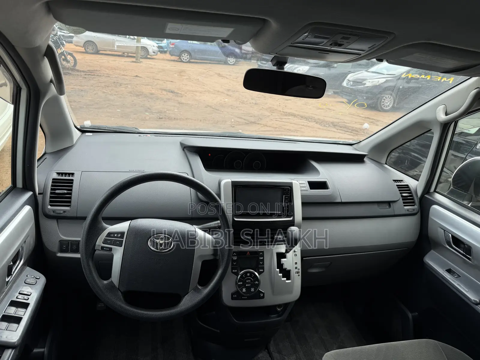 Toyota Noah 2.0 158hp FWD (8 Seater) 2012 White