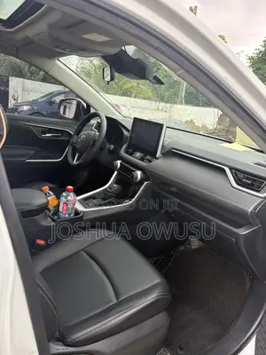 Toyota RAV4 XLE Premium 2021 White