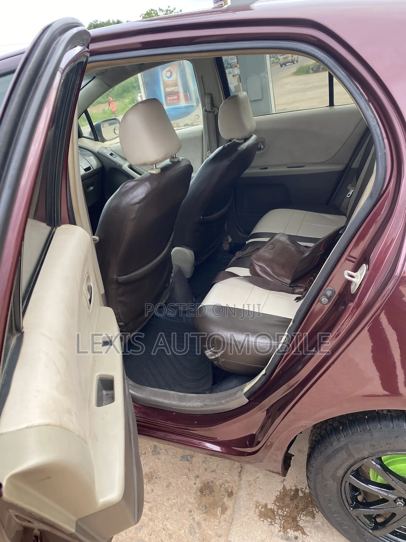 Toyota Vitz 1.3 AWD 5dr 2010 Brown