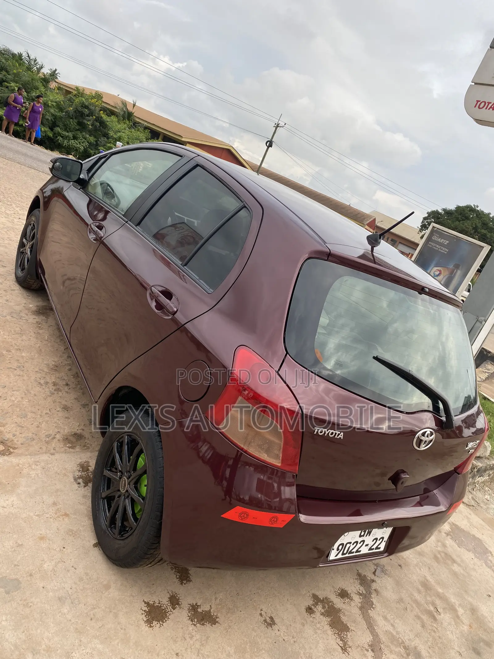 Toyota Vitz 1.3 AWD 5dr 2010 Brown