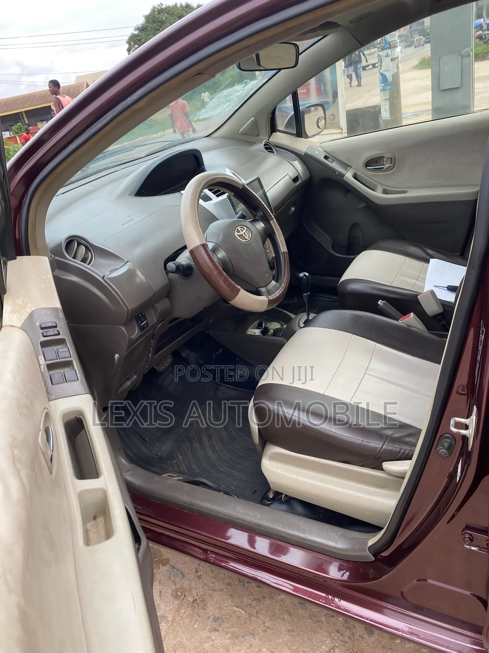 Toyota Vitz 1.3 AWD 5dr 2010 Brown