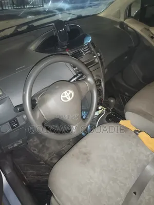 Toyota Vitz 1.3 AWD 3dr 2010 Gray