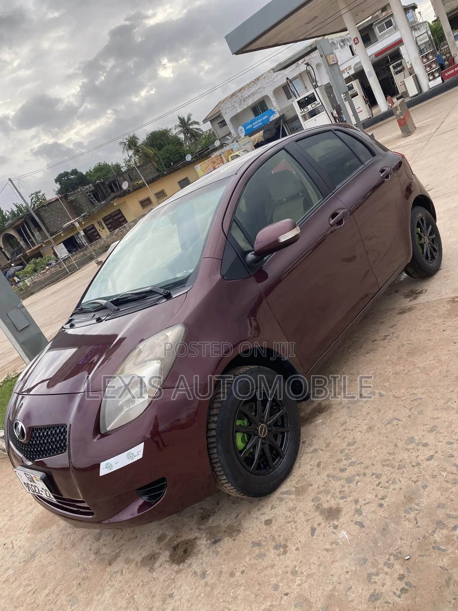 Toyota Vitz 1.3 AWD 5dr 2010 Brown