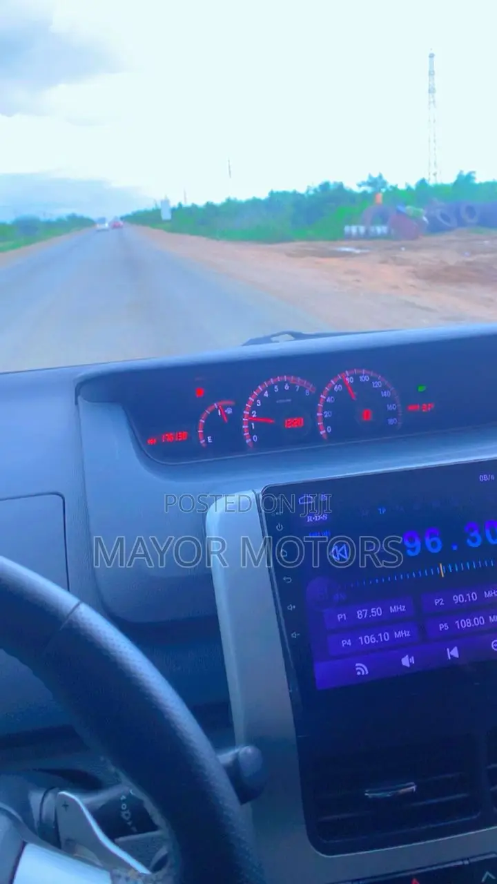 Toyota Voxy 2013