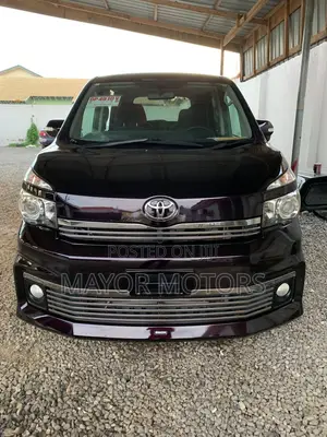 Toyota Voxy 2013