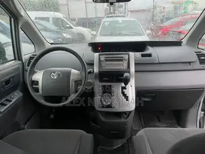 Toyota Voxy 2013 Silver