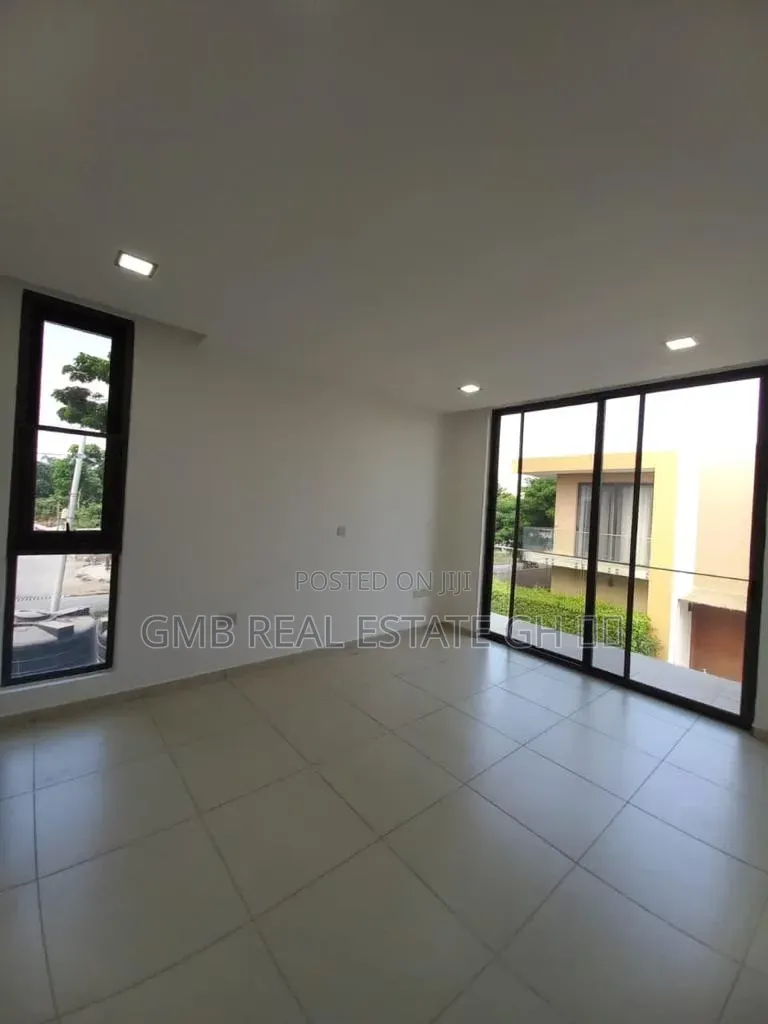 5bdrm Townhouse / Terrace in Roman Ridge, Shopping Arcade Area for rent