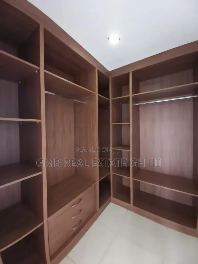 5bdrm Townhouse / Terrace in Roman Ridge, Shopping Arcade Area for rent
