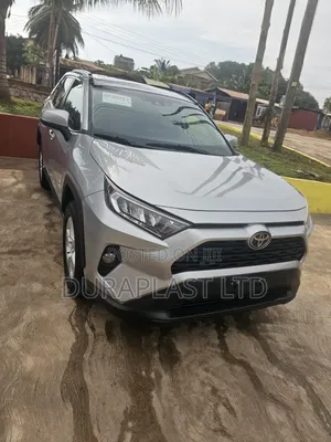 Toyota RAV4 XLE 2021 Silver