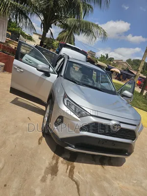 Toyota RAV4 XLE 2021 Silver