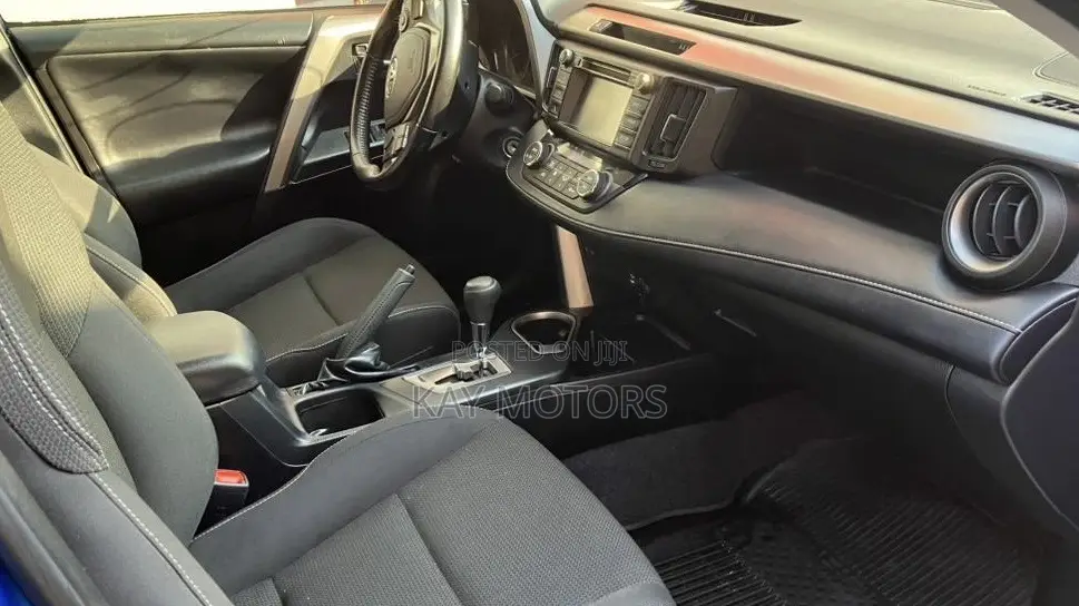 Toyota RAV4 XLE 4dr SUV AWD (2.5L 4cyl 6A) 2018 Silver
