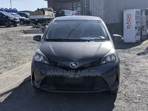 Toyota Vitz 1.3 AWD 5dr 2014 Gray